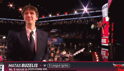 我曾经流过泪！此前被预测会成为前5顺位新秀的布泽利斯在被公牛队以第11顺位选中后露出了笑容 