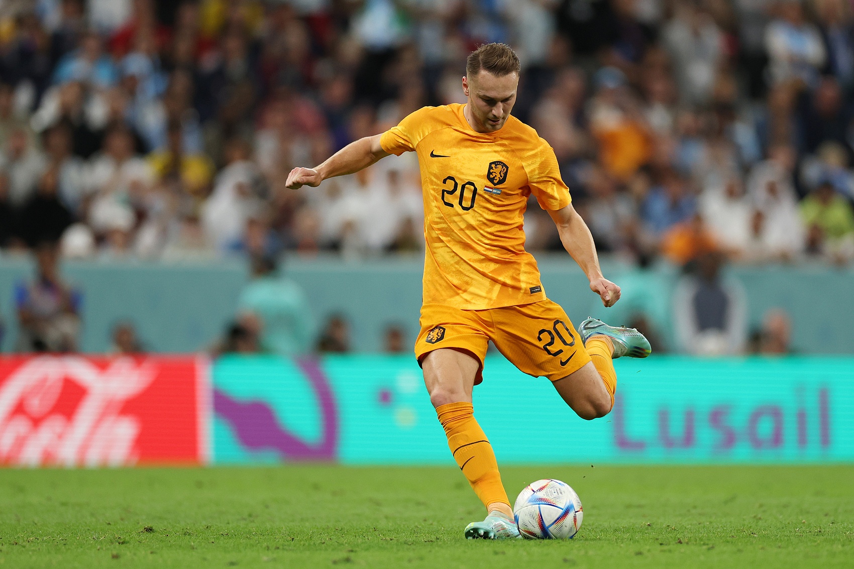 早报:曼城4-1伊镇2连胜登顶;阿森纳2-0维拉取2连胜