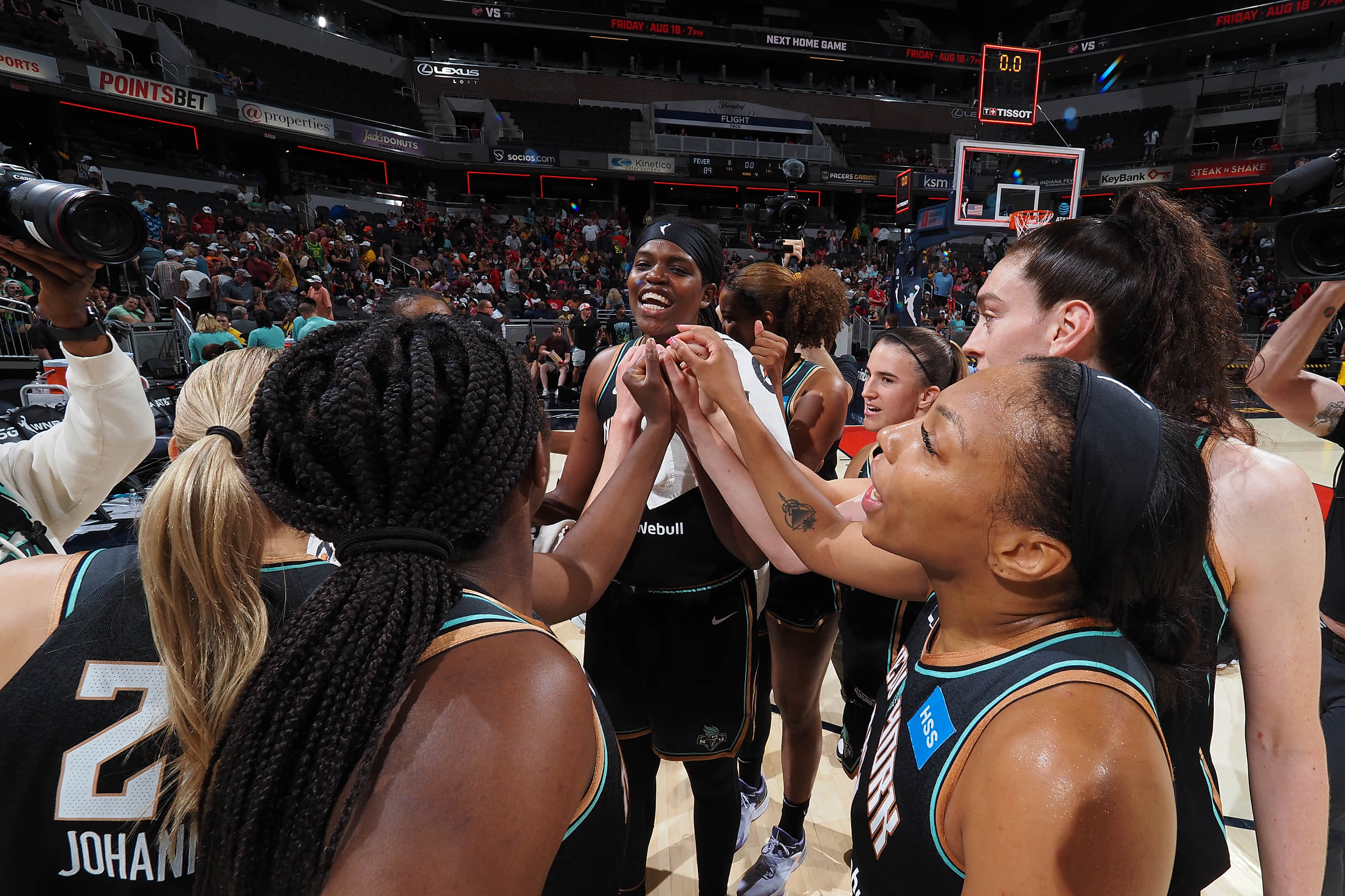 状态火热！斯图尔特&amp;菲比希合砍41分 自由人83-69轻取梦想取季后赛首胜