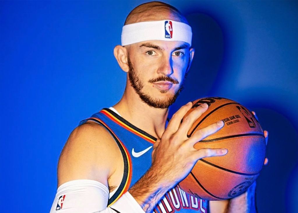 🤕无缘西部榜首大战！卡鲁索因臀部拉伤将缺席对阵火箭